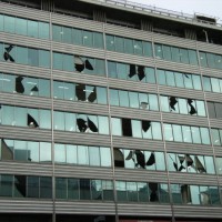 地震で割れたガラス